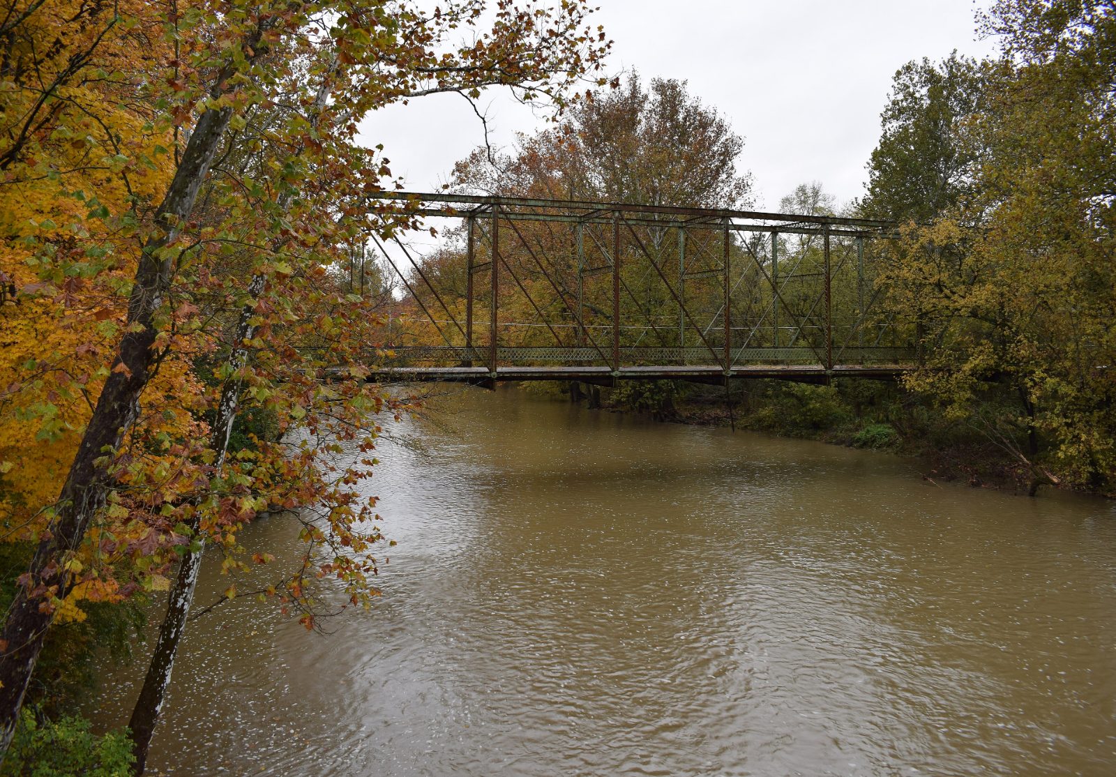 The Thomas covered bridge over the creek in Powell, Ohio in autumn